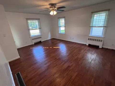 Living - 1038 S West, Jackson, MI 49203 photo 2 of 6