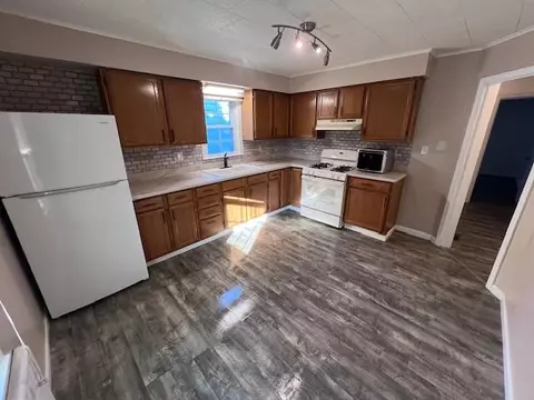Kitchen - 1038 S West, Jackson, MI 49203 photo 2 of 6