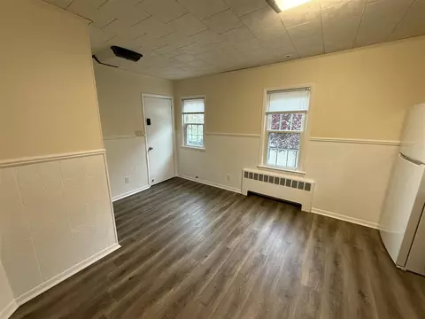Living - 1038 S West, Jackson, MI 49203 photo 4 of 6