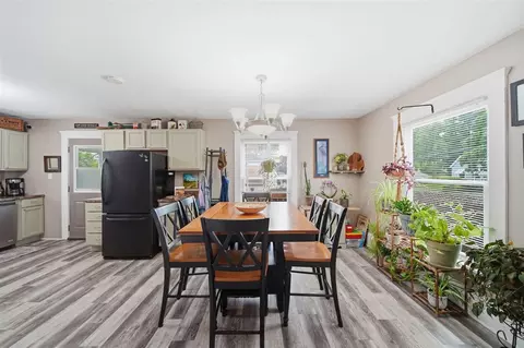 Dining - 1403 Lansing, Jackson, MI 49202 photo 1 of 2