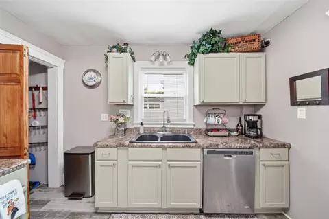 Kitchen - 1403 Lansing, Jackson, MI 49202 photo 2 of 3