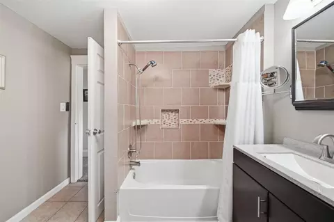 Bath - 1403 Lansing, Jackson, MI 49202 photo 2 of 2
