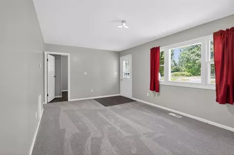Living - 9163-9165 Cady, Jackson, MI 49201 photo 4 of 6