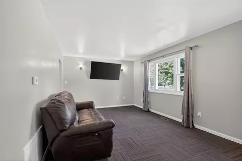 Living - 9163-9165 Cady, Jackson, MI 49201 photo 2 of 6