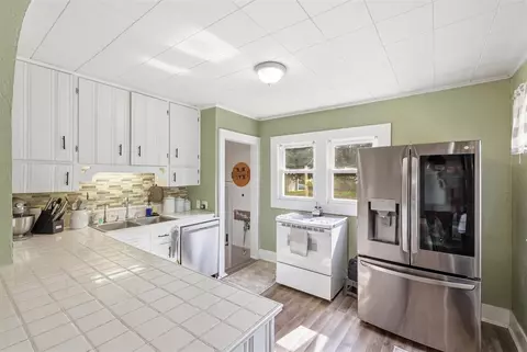 Kitchen - 1021 W Three, Three Rivers, MI 49093 photo 3 of 3
