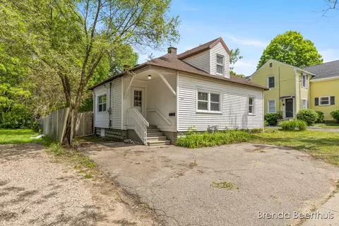 165 E Division, Rockford, MI 49341