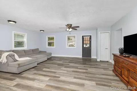 Living - 320 E Main, Saranac, MI 48881 photo 3 of 4