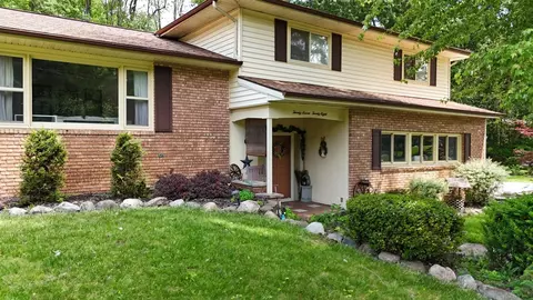 2728 Forest Lk, Jackson, MI 49203