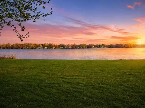 2647 Lake Shr, Niles, MI 49120