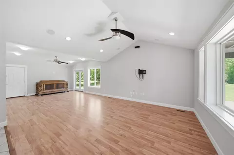 Living - 5206 Page, Jackson, MI 49201 photo 2 of 4