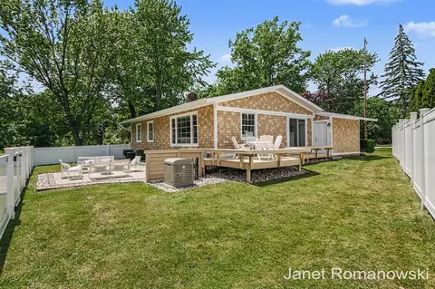 324 Pioneer Clb, East Grand Rapids, MI 49506