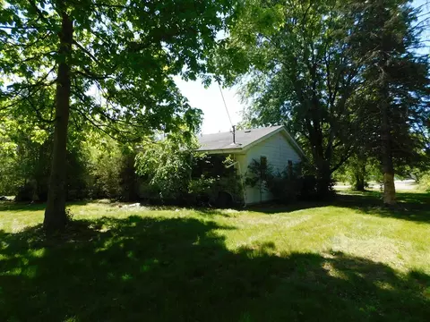 Exterior - 920 E Hoffman, Three Rivers, MI 49093 photo 4 of 7