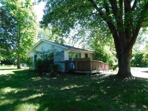 Exterior - 920 E Hoffman, Three Rivers, MI 49093 photo 2 of 7