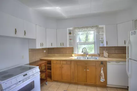Kitchen - 307 Douglas, Jackson, MI 49203 photo 7 of 7
