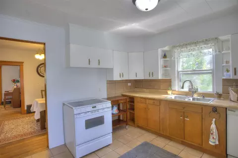 Kitchen - 307 Douglas, Jackson, MI 49203 photo 6 of 7