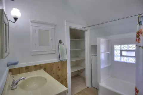 Bath - 307 Douglas, Jackson, MI 49203 photo 4 of 6