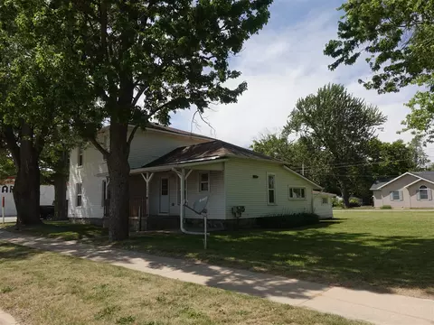 1055 Tupper Lk, Lake Odessa, MI 48849