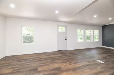 Living - 205 Knott, Niles, MI 49120 photo 6 of 9