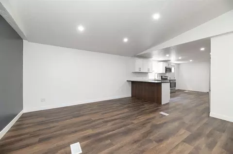 Living - 205 Knott, Niles, MI 49120 photo 2 of 9