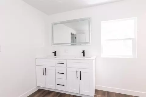 Bath - 205 Knott, Niles, MI 49120 photo 2 of 4