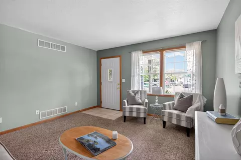 Living - 12938 Kelley, Brooklyn, MI 49230 photo 3 of 4