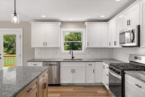 Kitchen - 237 Markus Gln, Plainwell, MI 49080 photo 3 of 3