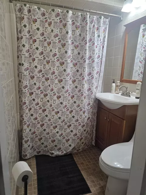 Bath - 14185 Conover, Romulus, MI 48174 photo 1 of 2