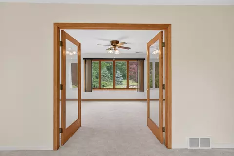 Living - 5115 Lansing, Jackson, MI 49201 photo 9 of 11