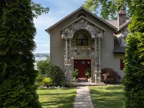 4461 Cordley Lk, Pinckney, MI 48169