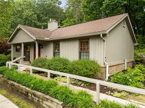 2202 Pine Grv, Ann Arbor, MI 48103