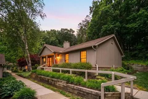 2202 Pine Grv, Ann Arbor, MI 48103
