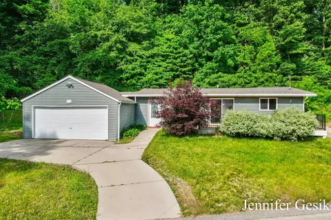 8735 Brower Lk, Rockford, MI 49341