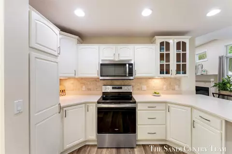 Kitchen - 145 Stonegate, Spring Lake, MI 49456 photo 4 of 5