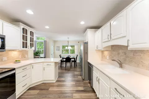 Kitchen - 145 Stonegate, Spring Lake, MI 49456 photo 3 of 5
