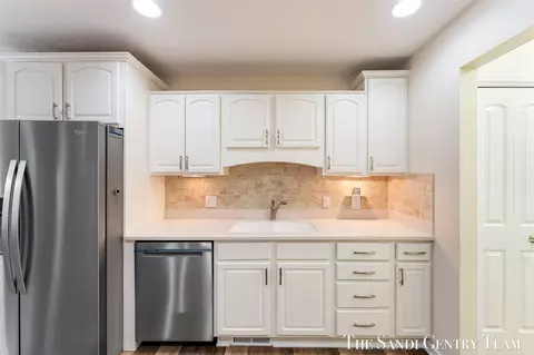 Kitchen - 145 Stonegate, Spring Lake, MI 49456 photo 1 of 5