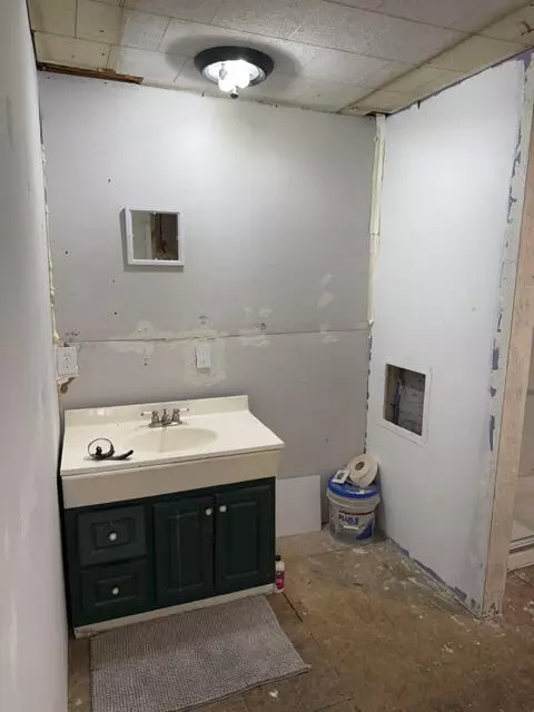 Bath - 3105 N Evergreen, White Cloud, MI 49349 photo 1 of 2