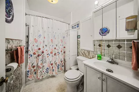 Bath - 718 N Elm, Jackson, MI 49202 photo 1 of 1