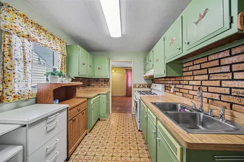 Kitchen - 718 N Elm, Jackson, MI 49202 photo 2 of 2
