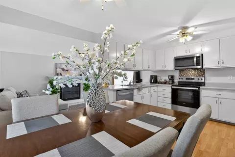 Dining - 3324 Blue, Jackson, MI 49203 photo 4 of 5
