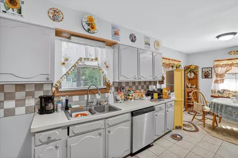 Kitchen - 1023 Evanston, Jackson, MI 49202 photo 4 of 5