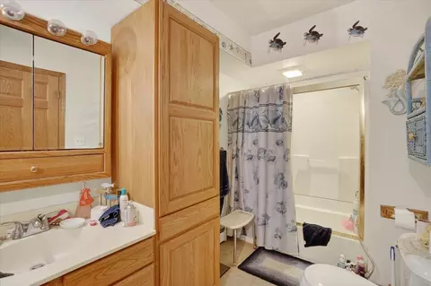 Bath - 1023 Evanston, Jackson, MI 49202 photo 2 of 3