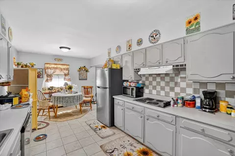Kitchen - 1023 Evanston, Jackson, MI 49202 photo 3 of 5