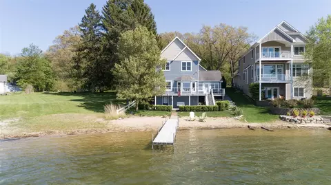 1401 E Crooked Lk, Kalamazoo, MI 49009