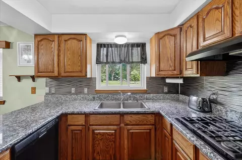 Kitchen - 2717 Fishbeck, Howell, MI 48843 photo 6 of 8