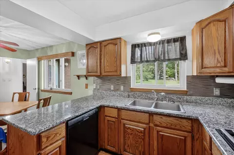 Kitchen - 2717 Fishbeck, Howell, MI 48843 photo 5 of 8