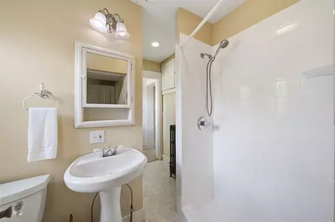 Bath - 208 Glasgow, Jackson, MI 49201 photo 3 of 4