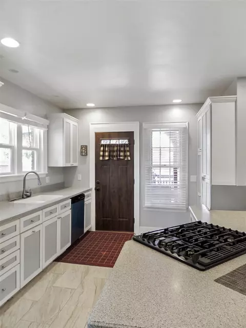 Kitchen - 746 Oakridge, Jackson, MI 49203 photo 1 of 5