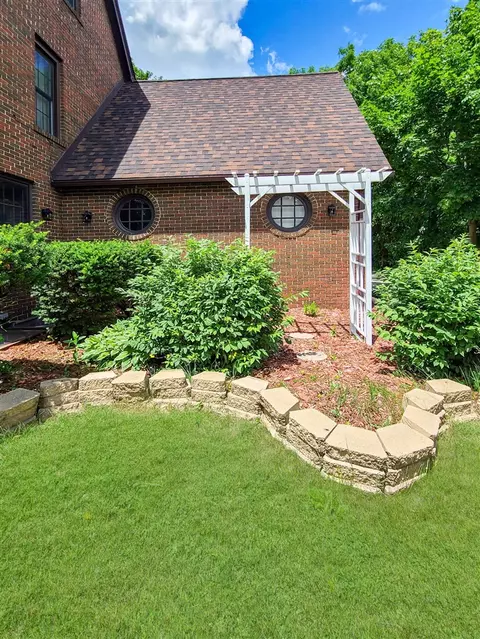 Exterior - 746 Oakridge, Jackson, MI 49203 photo 5 of 18