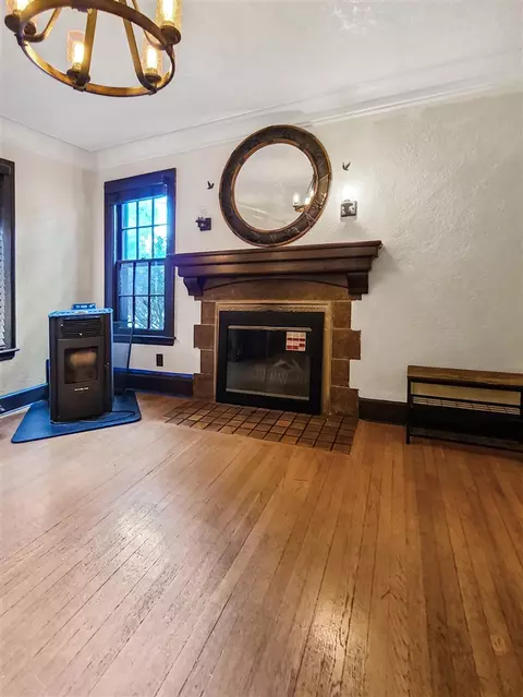 Living - 746 Oakridge, Jackson, MI 49203 photo 4 of 4