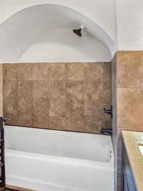 Bath - 746 Oakridge, Jackson, MI 49203 photo 2 of 5